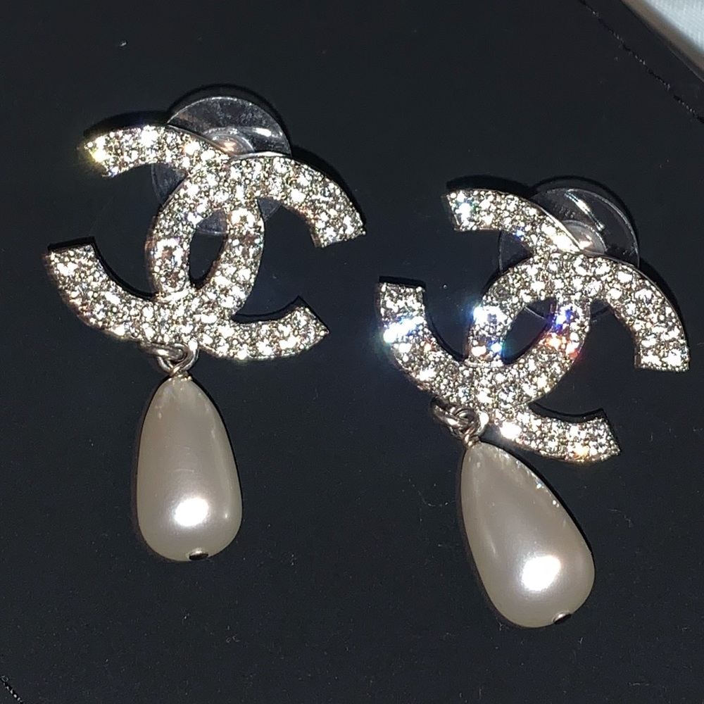 Chanel classic CC PEARL DROP EARRINGS in silver